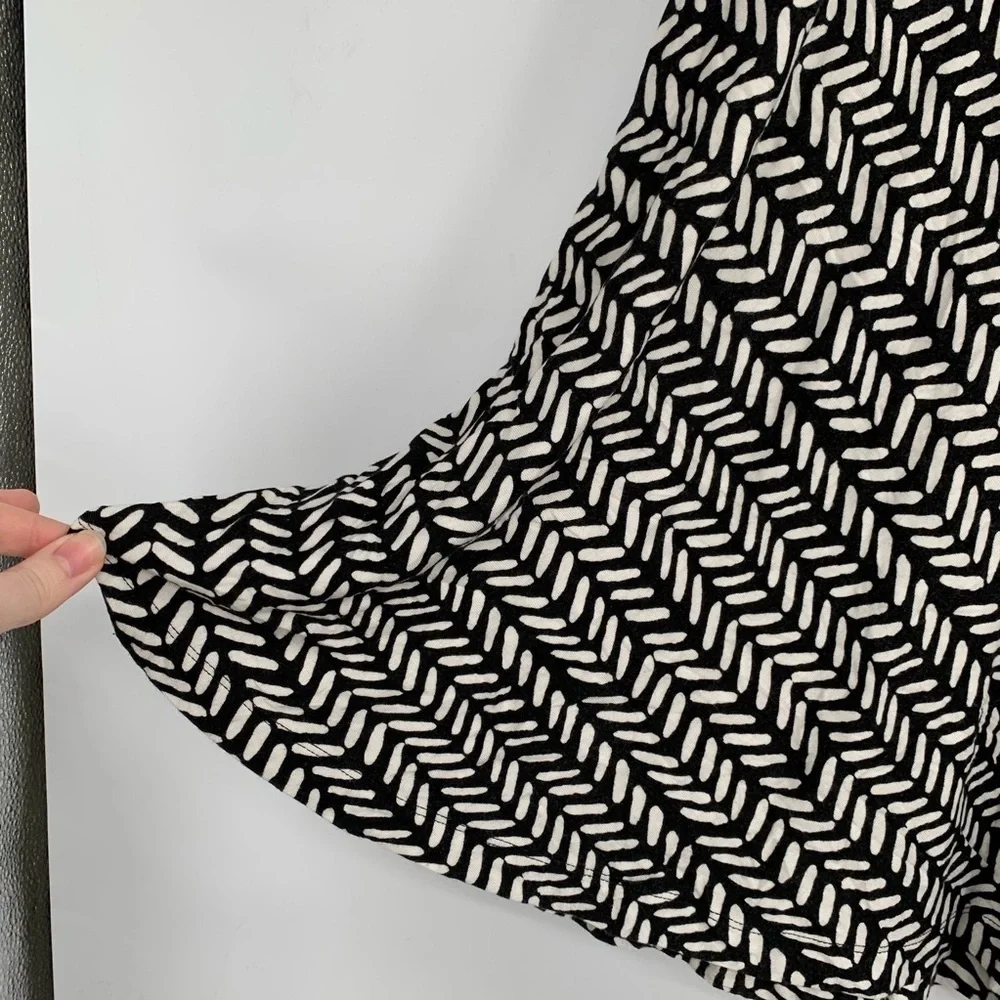 LOFT Skirt Stretch Flowy Print Black White Flippy